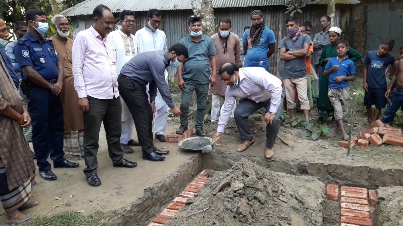 সাদুল্লাপুরে ভূমিহীন ১৫টি পরিবারের জন্য গৃহনির্মাণ কাজের উদ্ধোধন
