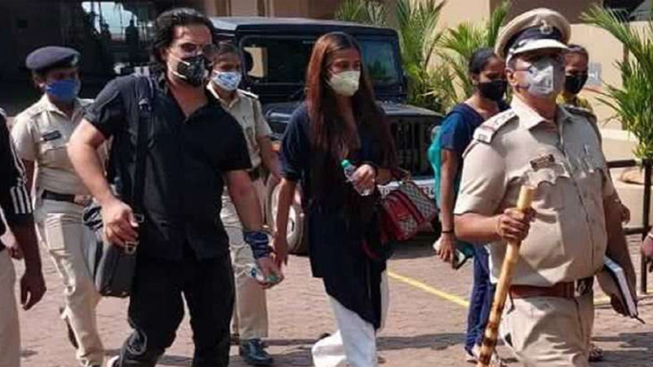 অভিনেত্রী পুনম পান্ডে গ্রেফতার অভিনেত্রী পুনম পান্ডে গ্রেফতার