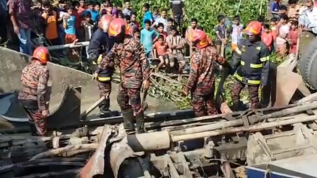 গোপালগঞ্জে বাস খাদে পড়ে নিহত ৪, আহত অন্তত ২০