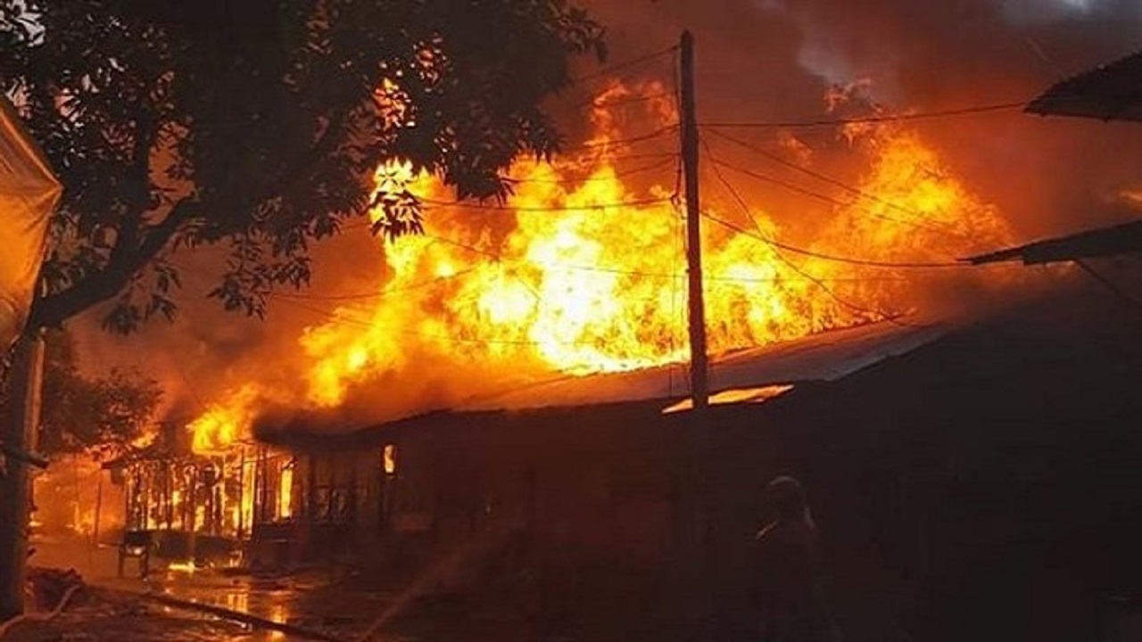 বান্দরবানে অগ্নিকাণ্ডে ২০ দোকান পুড়ে ছাই বান্দরবানে অগ্নিকাণ্ডে ২০ দোকান পুড়ে ছাই