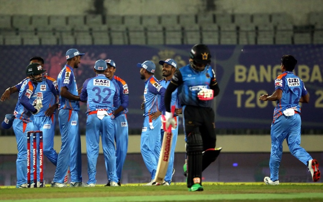 মুশফিকের ঢাকাকে নিয়ে ছেলেখেলা করলো চট্টগ্রাম