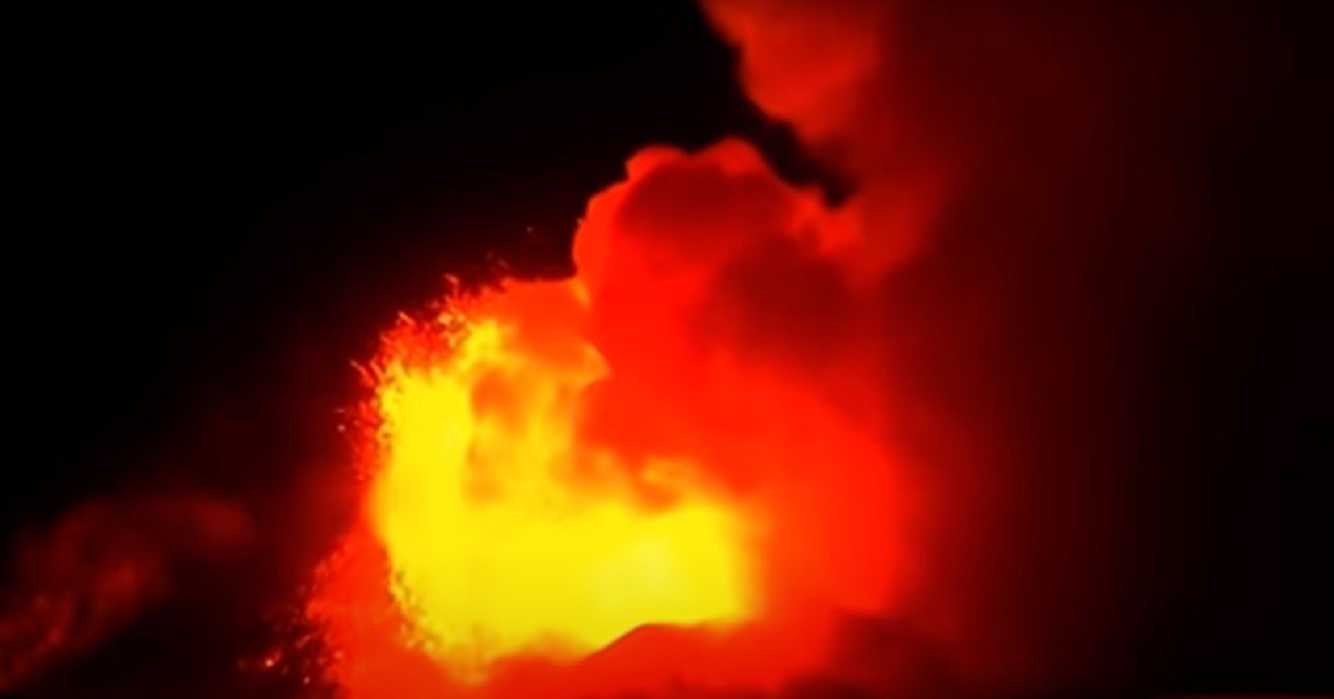 ইতালির মাউন্ট এটনা আগ্নেয়গিরিতে হঠাৎ অগ্ন্যুৎপাত শুরু