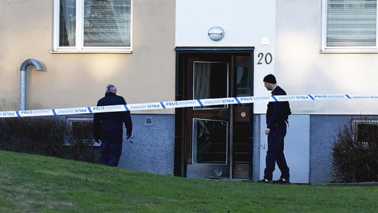 সন্তানকে ৩০ বছর ফ্ল্যাটে আটকে রাখেন মা সন্তানকে ৩০ বছর ফ্ল্যাটে আটকে রাখেন মা