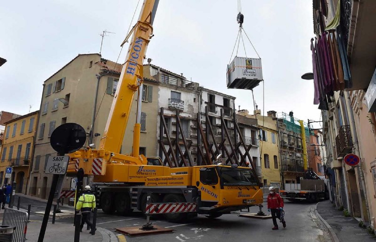 ফ্রান্সে ৩০০ কেজি ওজনের ব্যক্তিকে ক্রেনের মাধ্যমে উদ্ধার