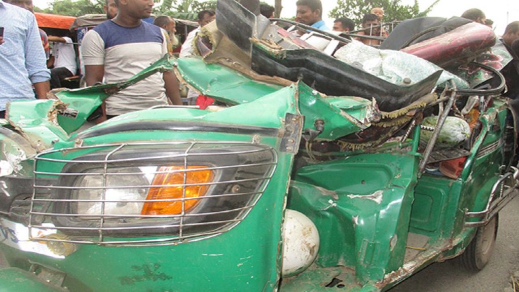 মানিকগঞ্জে বাসের ধাক্কায় অটোরিকশার ৭ আরোহী নিহত
