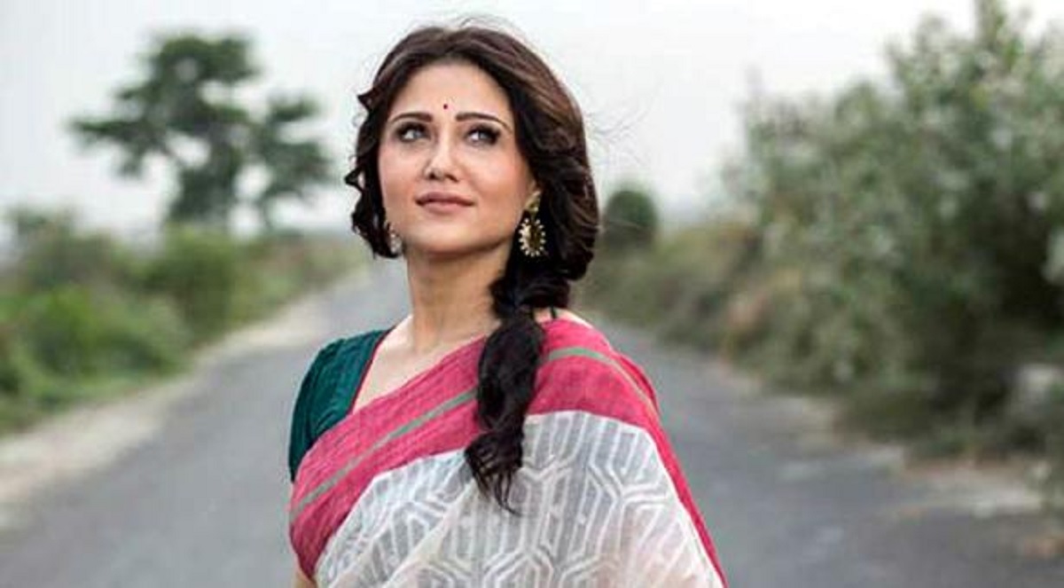 শীতের মধ্যেও টানা ৬ দিন ভেজা শাড়িতে স্বস্তিকা!