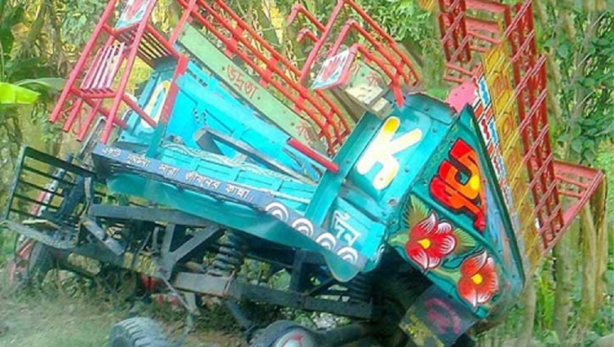 সাদুল্লাপুরে গরু বোঝাই গাড়ি উল্টে ব্যবসায়ীর মৃত্যু