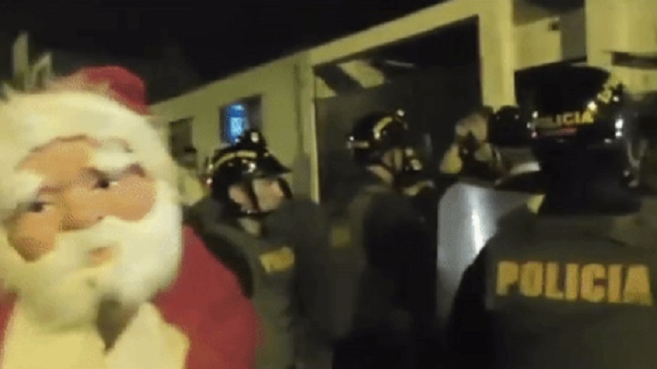 সান্তা ক্লজ আর এলফে’র ছদ্মবেশে মাদক বিরোধী অভিযান পেরুর পুলিশের সান্তা ক্লজ আর এলফে'র ছদ্মবেশে মাদক বিরোধী অভিযান পেরুর পুলিশের