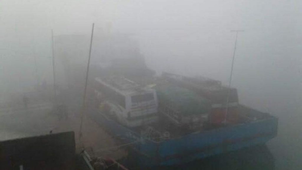 ঘন কুয়াশায় শিমুলিয়া-বাংলাবাজার নৌরুটে ফেরি চলাচল বন্ধ