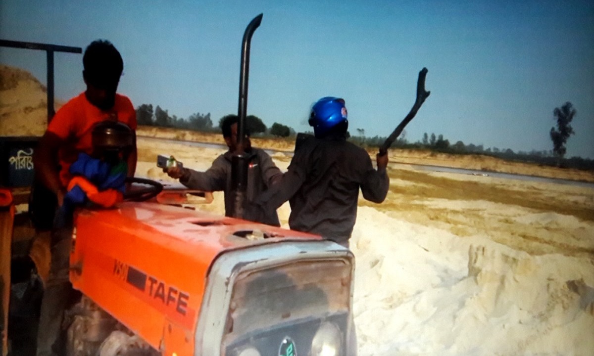 পীরগঞ্জে অবৈধভাবে বালু উত্তোলনের ছবি তোলায় সাংবাদিককে লাঠিপেটা করার অভিযোগ