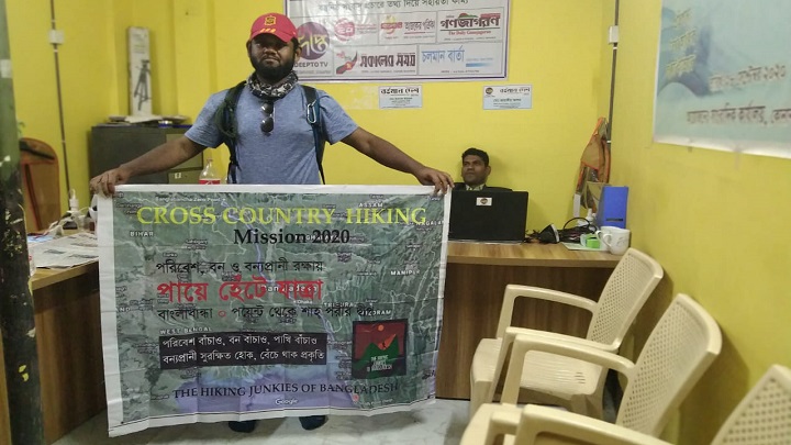 পরিবেশ রক্ষায় পায়ে হেঁটে দেশ সফরে দুই যুবক