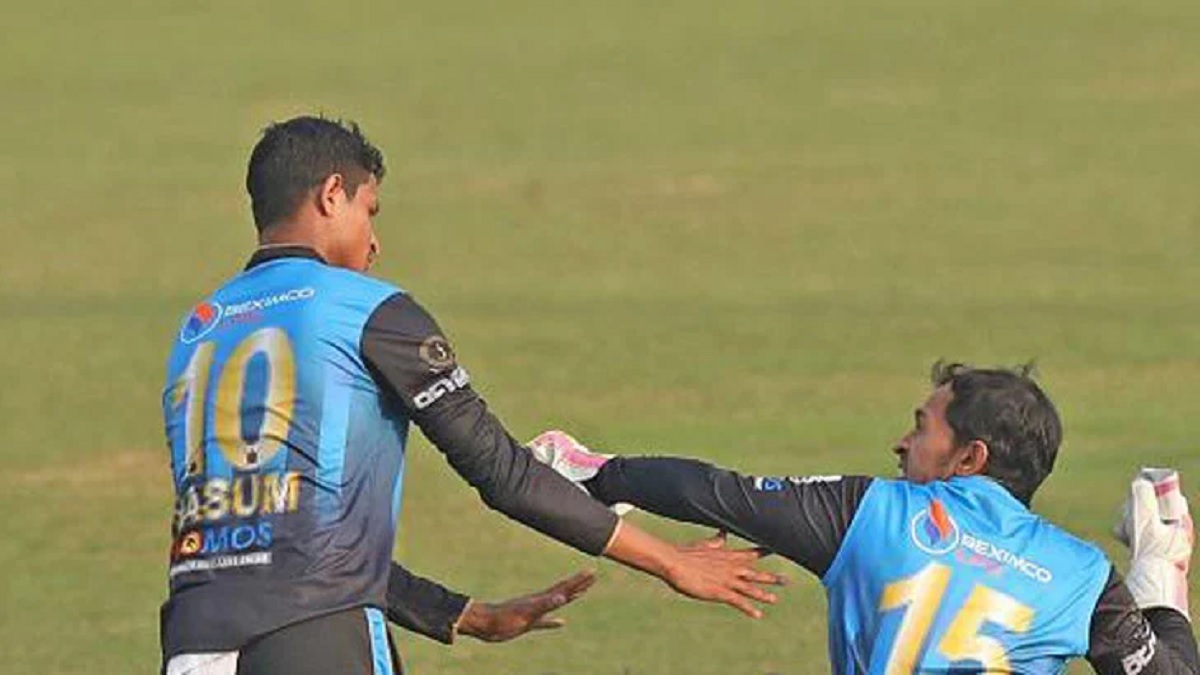 সতীর্থকে মারতে গেলেন উত্তেজিত মুশফিক!