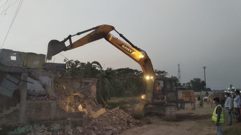 আখাউড়ায় রেলের অবৈধ স্থাপনা উচ্ছেদ