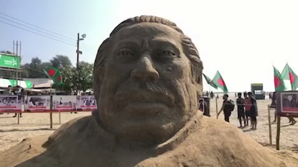 কক্সবাজার সমুদ্র সৈকতে উদ্বোধন করা হয়েছে বালু দিয়ে তৈরি বঙ্গবন্ধুর ভাস্কর্য