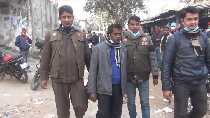 রংপুর জেলা প্রশাসক কার্যালয়ের নৈশপ্রহরীকে জাল স্ট্যাম্পসহ গ্রেফতার