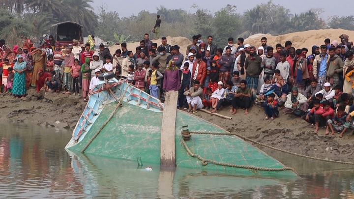 মধুমতী নদীতে বালু বোঝাই ট্রলার ডুবি, নিখোঁজ ২