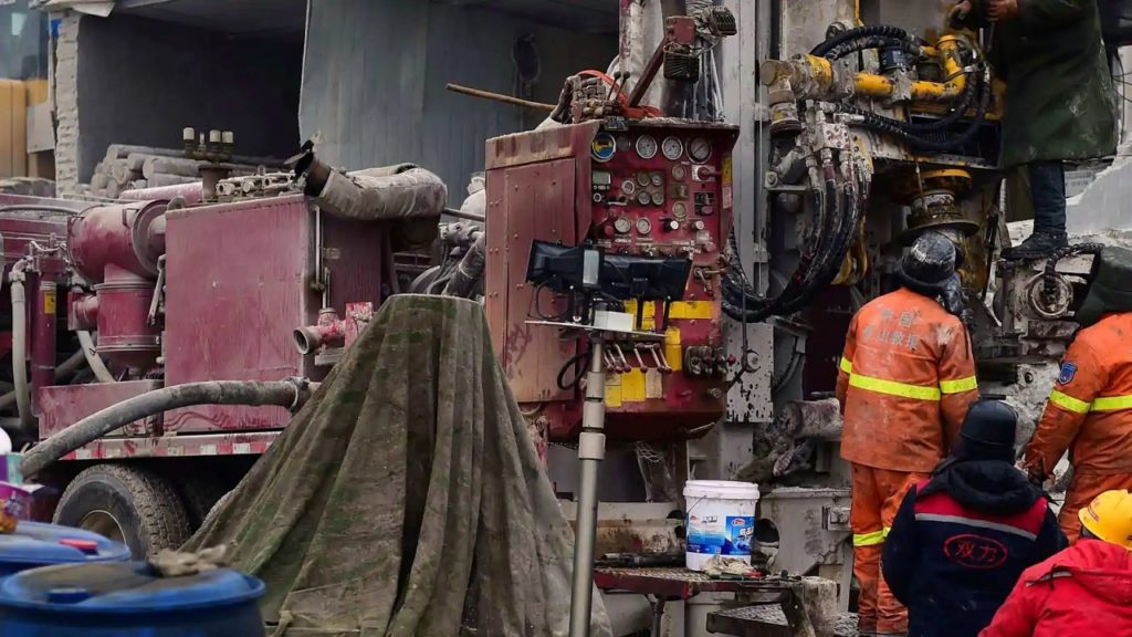 চীনের স্বর্ণখনিতে আটকে পড়ার ১৪ দিন পর উদ্ধার এক শ্রমিক