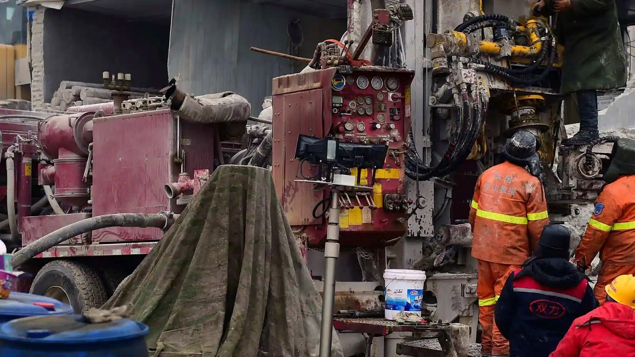 চীনের স্বর্ণখনিতে আটকে পড়ার ১৪ দিন পর উদ্ধার এক শ্রমিক চীনের স্বর্ণখনিতে আটকে পড়ার ১৪ দিন পর উদ্ধার এক শ্রমিক