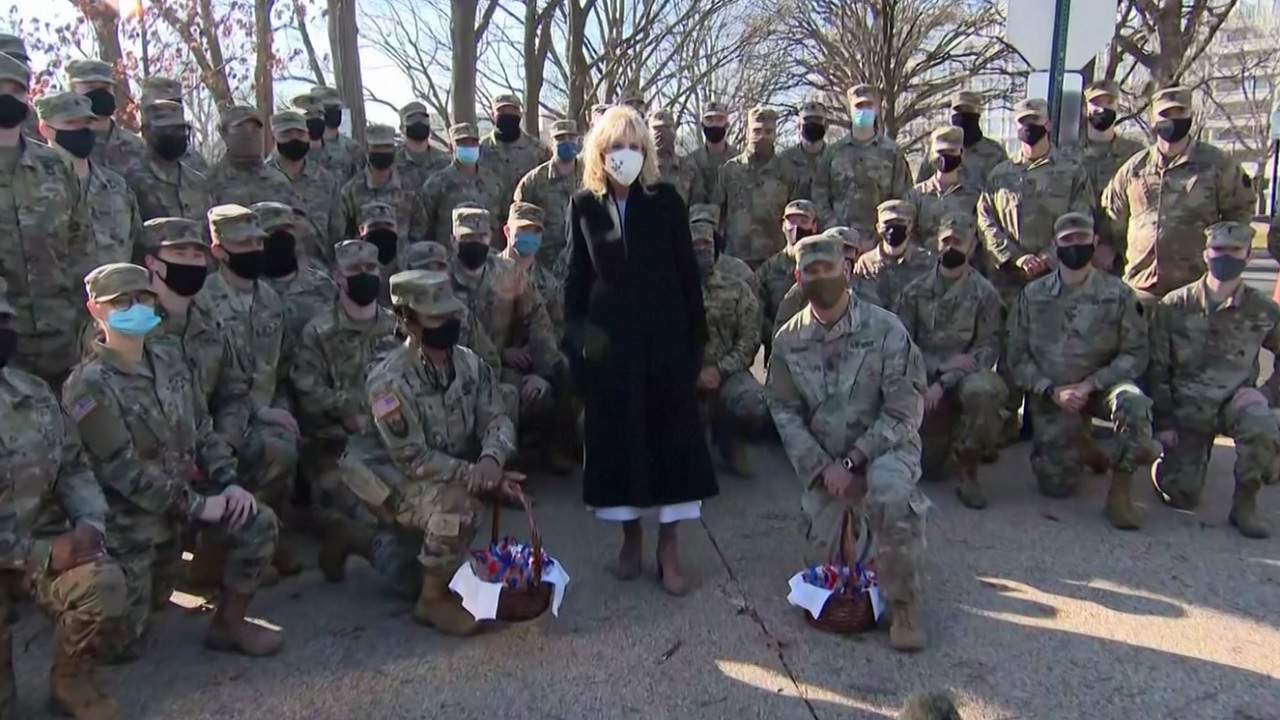 ন্যাশনাল গার্ড সদস্যদের ধন্যবাদ জানিয়ে বিস্কুট বিতরণ মার্কিন ফার্স্ট লেডি’র ন্যাশনাল গার্ড সদস্যদের ধন্যবাদ বিস্কুট বিতরণ মার্কিন ফার্স্ট লেডি'র