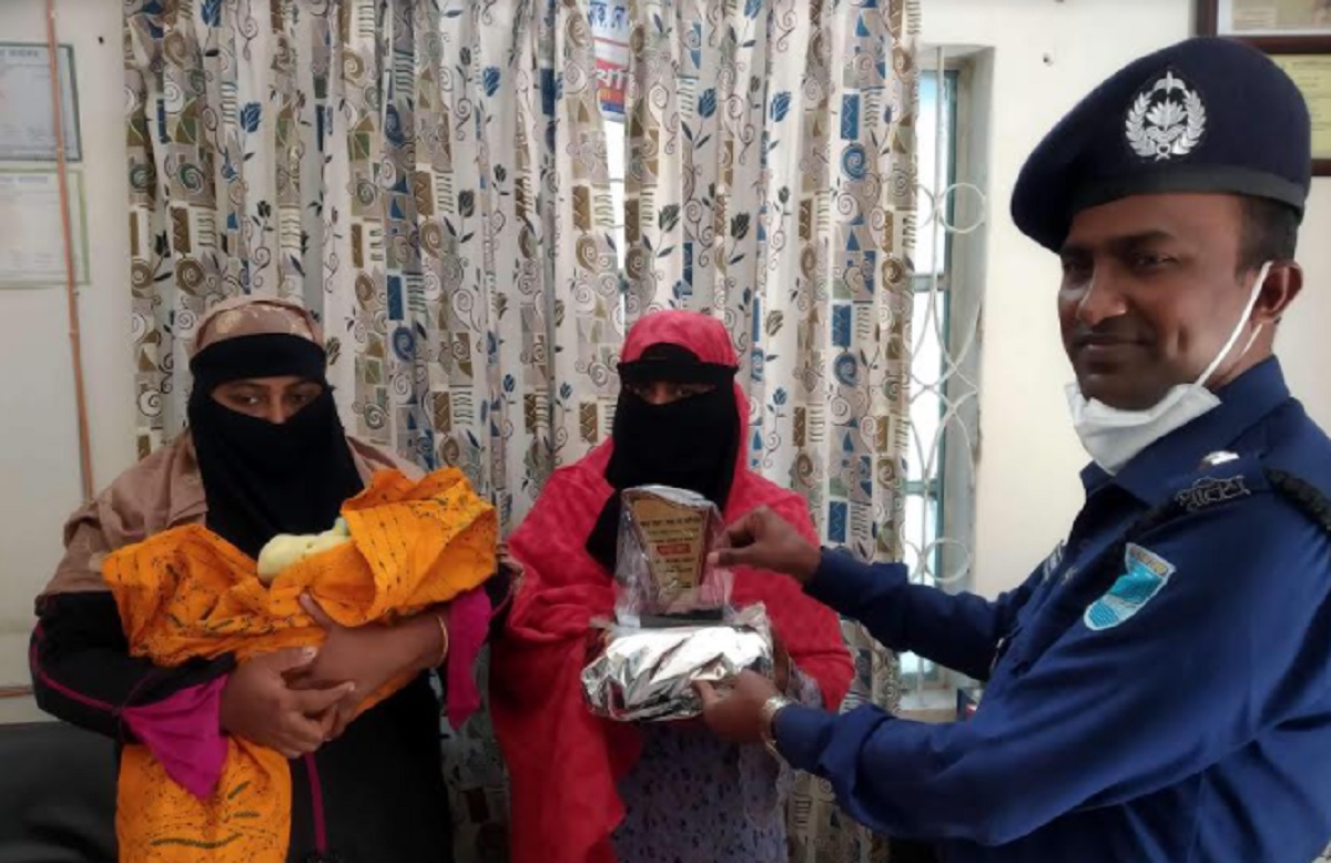 কন্যা সন্তান জন্ম হলে উপহার পৌঁছে দিচ্ছেন পুলিশ কর্মকর্তা