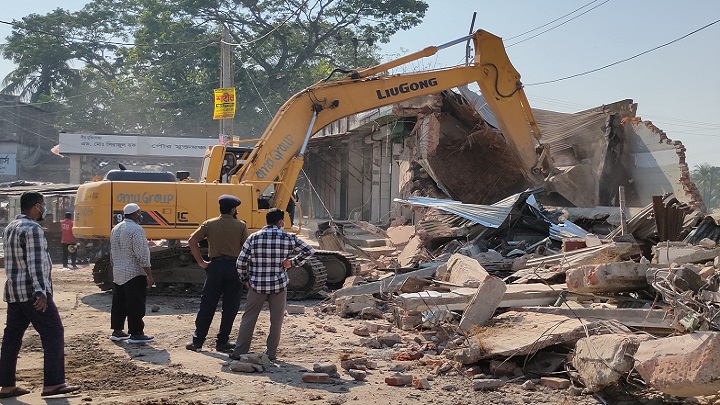 আখাউড়ায় রেলের লিজকৃত স্থাপনা উচ্ছেদ