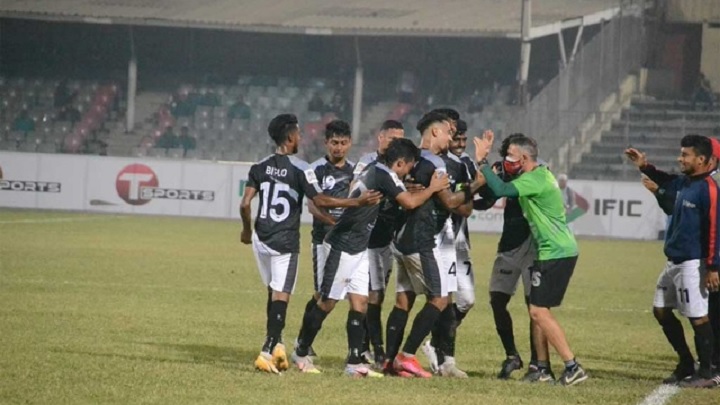 আবাহনীকে ৩-১ গোলে হারিয়ে ফাইনালে বসুন্ধরা কিংস