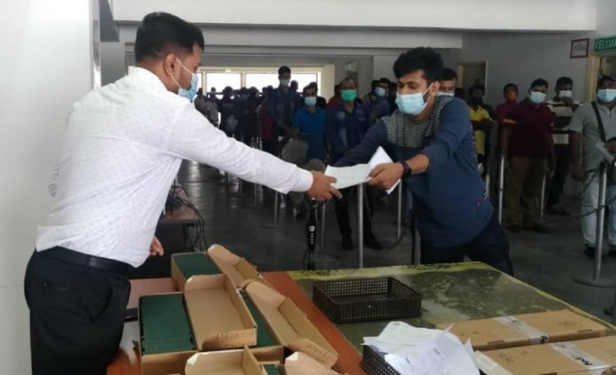 মালয়েশিয়া সরকারের কড়া বিধিনিষেধের মাঝেও দূতাবাসের পাসপোর্ট বিতরণ অব্যাহত