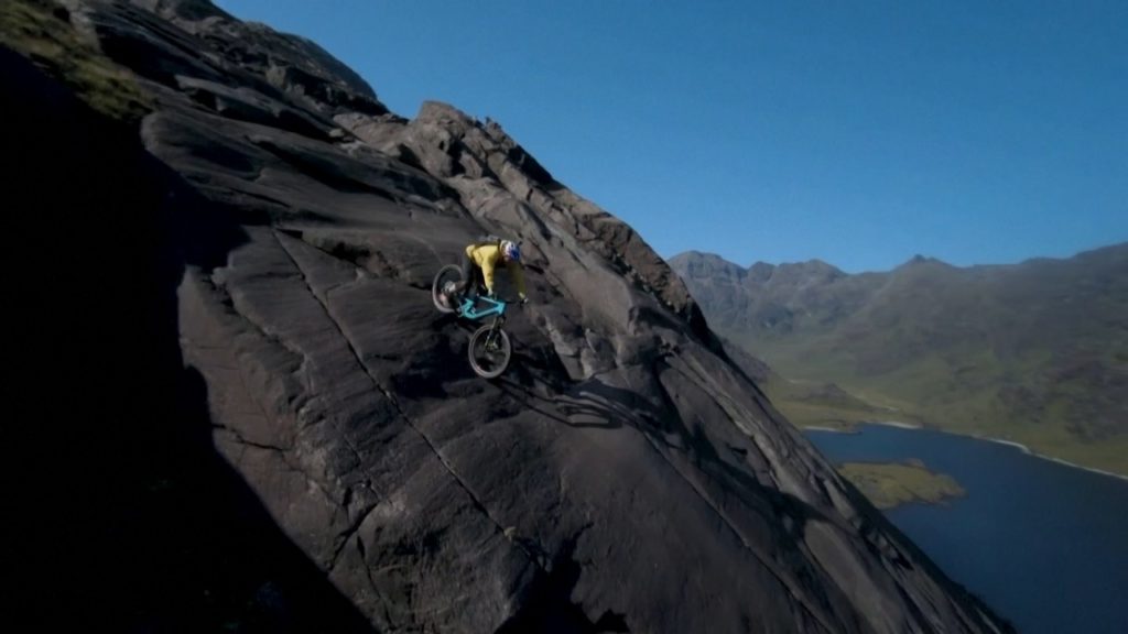 সমতলের ৬১০ মিটার উঁচু থেকে সাইকেল চালিয়ে পাথুরে পাহার পাড়ি!