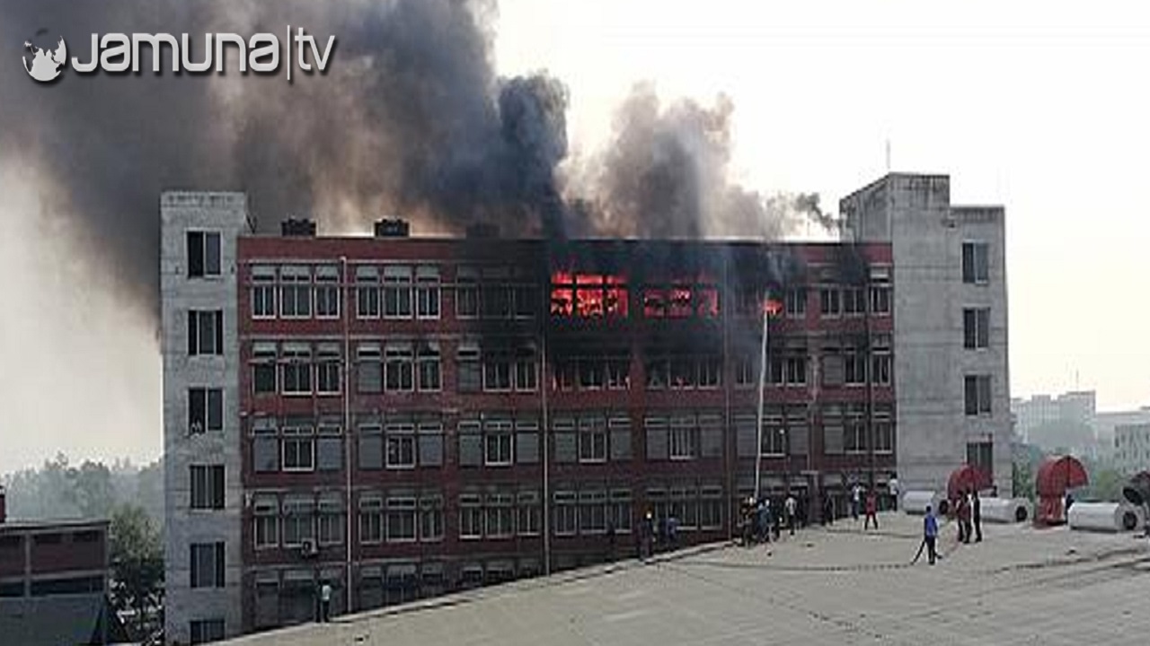 কমলাপুরে পোশাক কারখানার আগুন নিয়ন্ত্রণে কমলাপুরে পোশাক কারখানায় আগুন