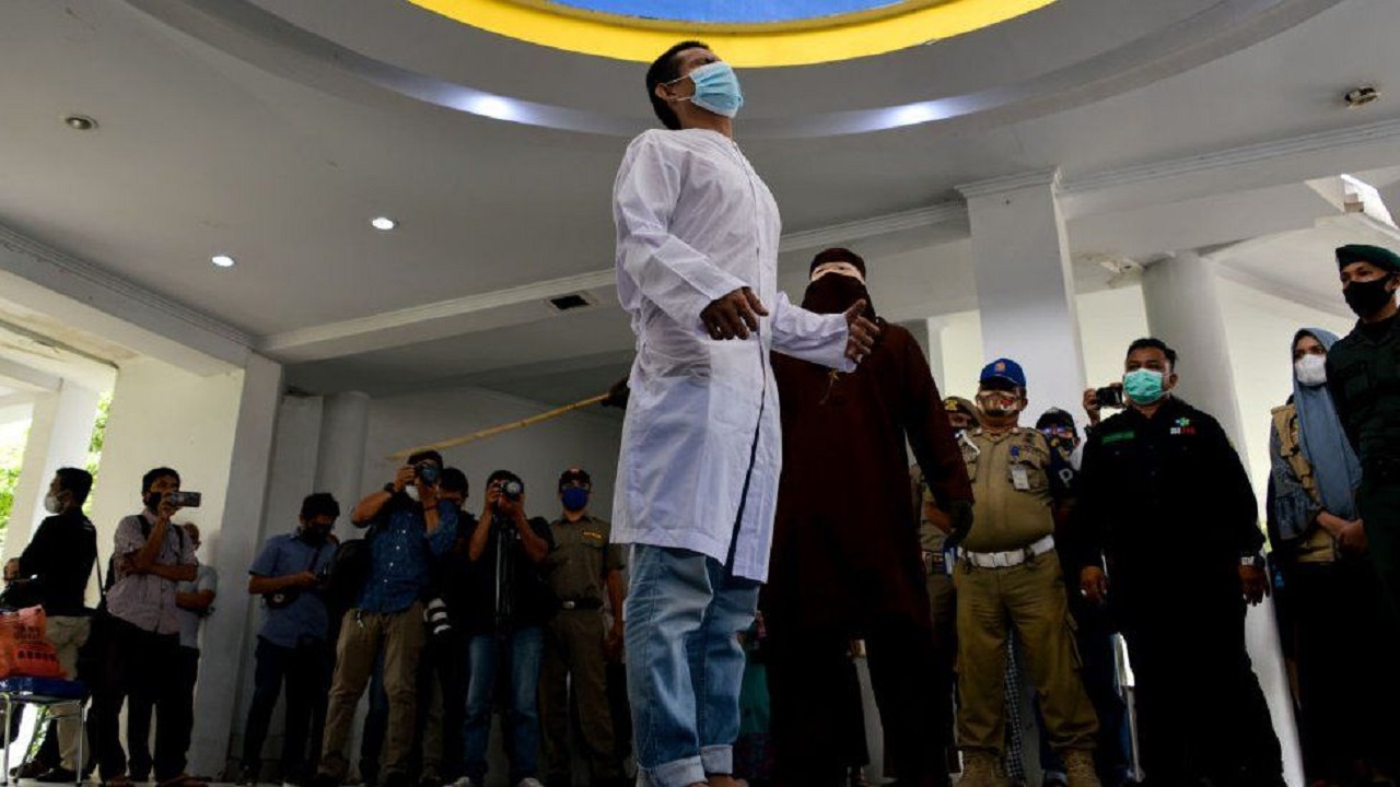 সমকামীতার অপরাধে ইন্দোনেশিয়ায় দুই ব্যক্তিকে শাস্তি হিসেবে বেত্রাঘাত সমকামীতার অপরাধে ইন্দোনেশিয়ায় দুই ব্যক্তিকে শাস্তি হিসেবে বেত্রাঘাত