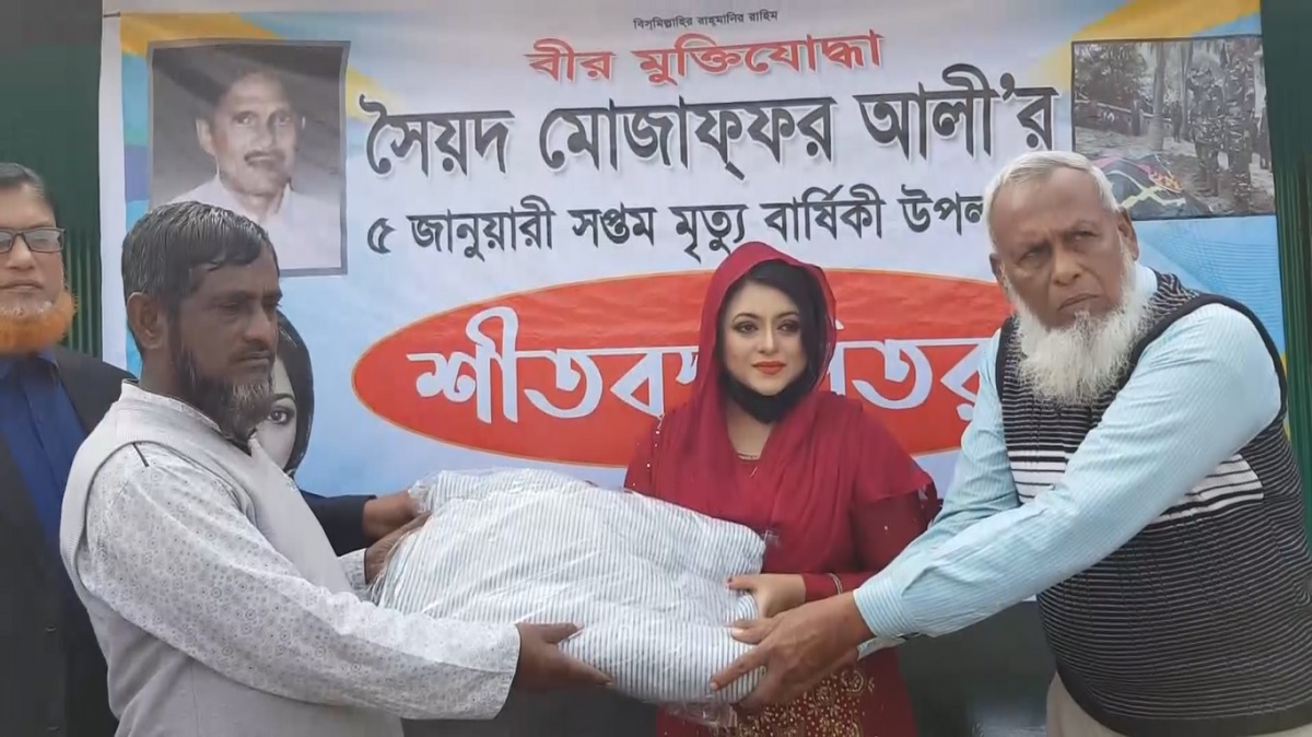নড়াইলে চিত্রনায়িকা শাহানূরের শীতবস্ত্র বিতরণ