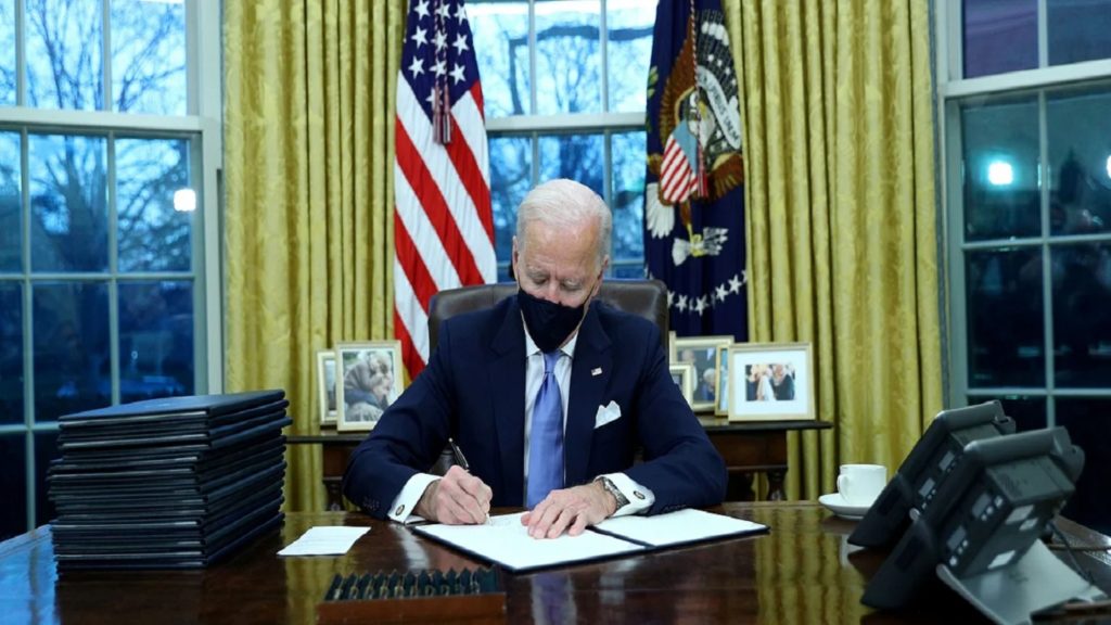 জলবায়ু সংকট মোকাবেলায় পরিবেশবান্ধব ৩টি নিবার্হী আদেশে সই বাইডেনের