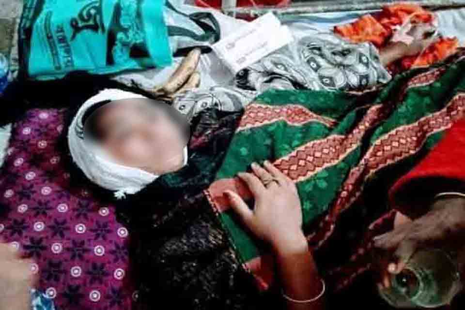 দেবহাটায় ঘুমের মধ্যে গৃহবধূর কান কেটে নিল দুর্বৃত্তরা