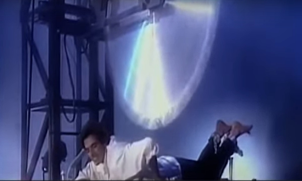 জলজ্যান্ত একজন মানুষকে ধারালো করাত দিয়ে দ্বিখণ্ডিত করে আবার জোড়া লাগালো জাদুকর (ভিডিও)