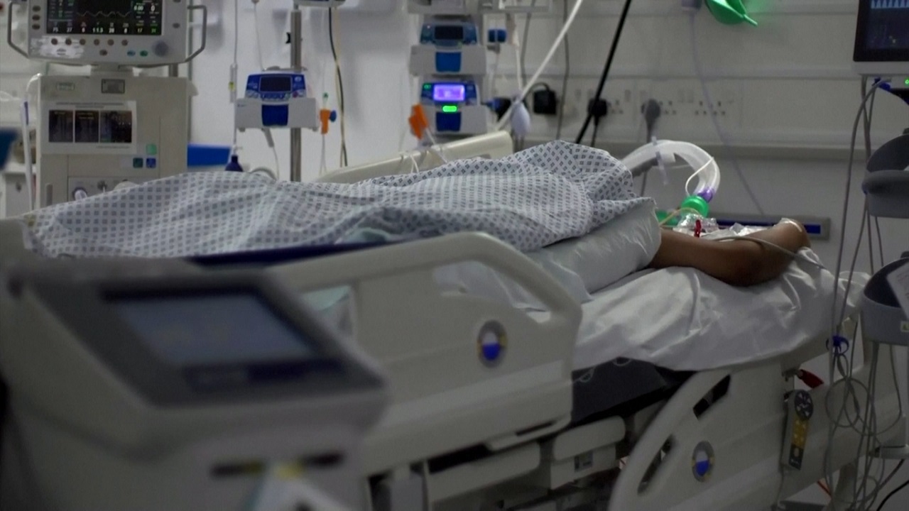 যুক্তরাজ্যে ভেন্টিলেশনে ৪ হাজারের বেশি করোনা রোগী! যুক্তরাজ্যে ভেন্টিলেশনে ৪ হাজারের বেশি করোনা রোগী!