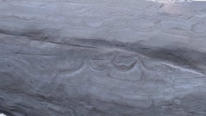 কুড়িগ্রামের ফুলবাড়ীতে কবর খুঁড়তে ভেসে উঠলো আরবি লেখা