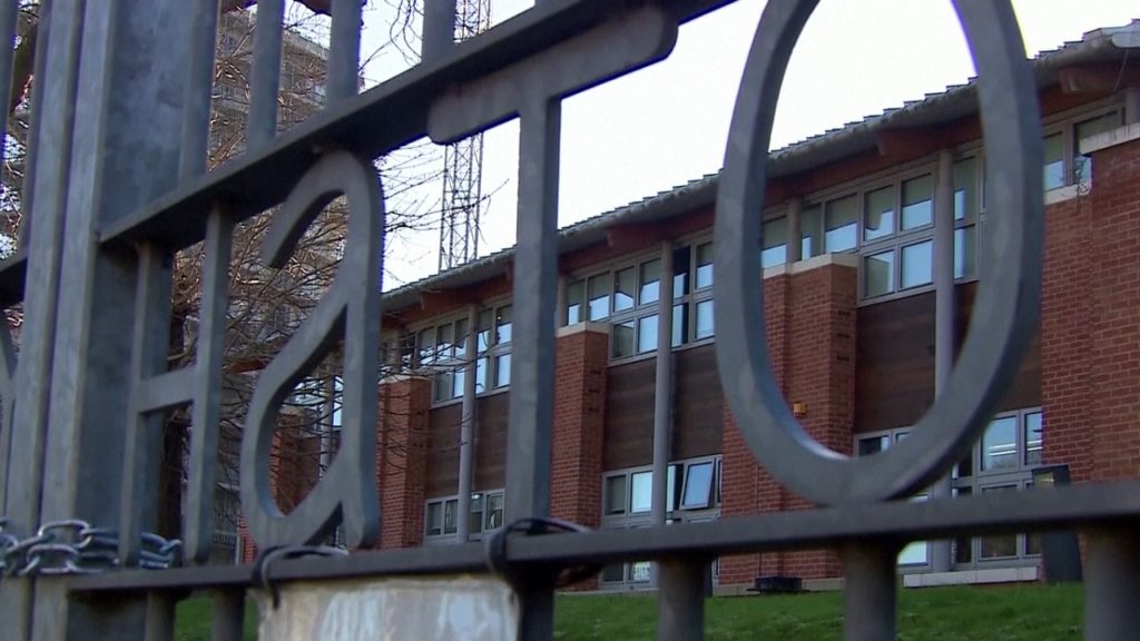 যুক্তরাজ্যে স্বাস্থ্যবিধি উপেক্ষা করে বিয়ের অনুষ্ঠানে পুলিশের বাধা