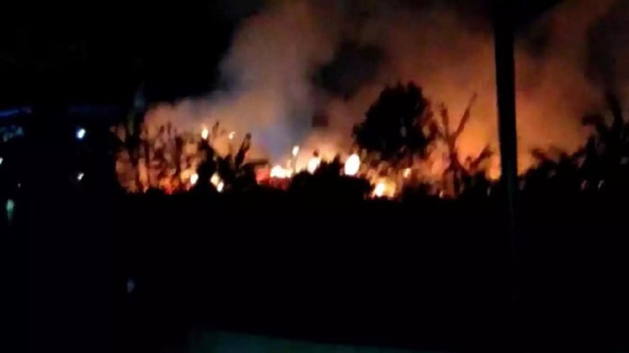 রোহিঙ্গা ক্যাম্পে আগুন, ৫ শতাধিক ঘর পুড়ে ছাই রোহিঙ্গা ক্যাম্পে আগুন, ৫ শতাধিক ঘর পুড়ে ছাই