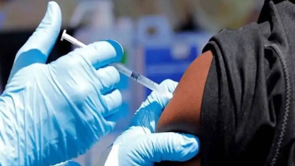 ভারতে করোনার টিকা প্রয়োগের পর ৫২ জনের শরীরে দেখা দিয়েছে নানা উপসর্গ