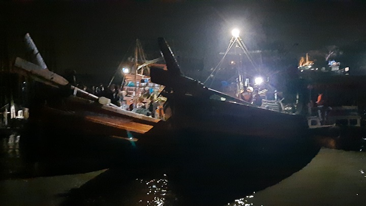 বাংলাদেশি জলসীমায় ২ ফিশিং ট্রলারসহ ২৮ ভারতীয় জেলে আটক