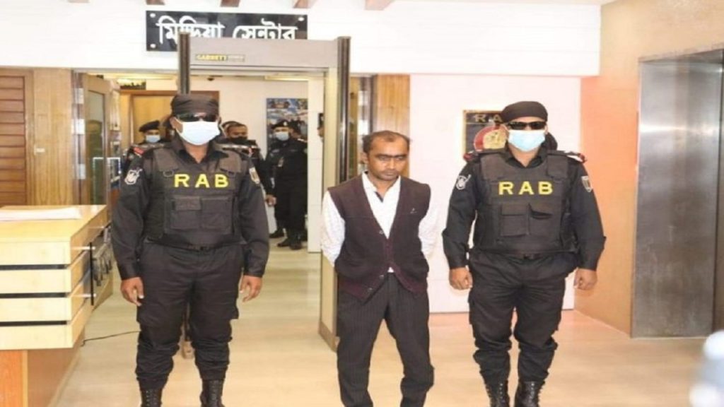 শনির আখড়ায় মা-মেয়েসহ তিনজনকে কুপিয়ে জখম, গ্রেফতার ১