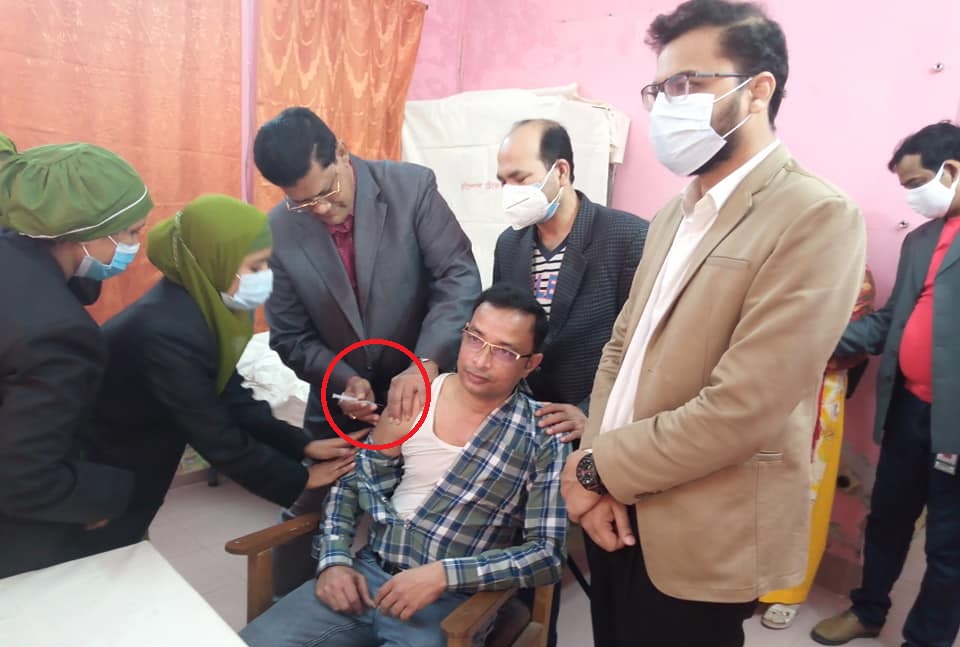 কুষ্টিয়ায় প্রশিক্ষণ ছাড়াই করোনার প্রদান করেছেন উপজেলা চেয়ারম্যান