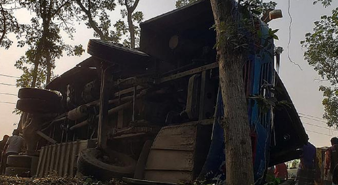 ঝিনাইদহে বাস-ট্রাক সংঘর্ষে ৯ জন নিহত