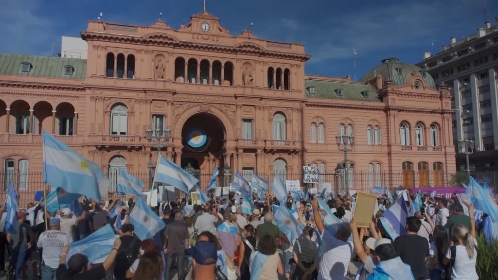 করোনার টিকা কার্যক্রম পরিচালনায় ব্যর্থতার অভিযোগে বিক্ষোভ আর্জেন্টিনায়