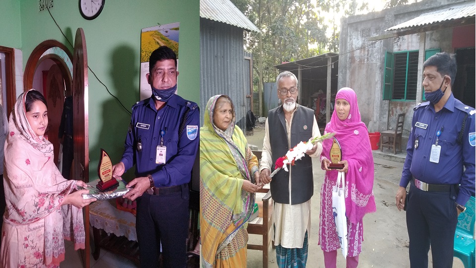 শ্বশুর-শাশুড়ির সাথে ভালো ব্যবহার করা পুত্রবধূদের হাতে উপহার পৌঁছে দিচ্ছেন পুলিশ কর্মকর্তা