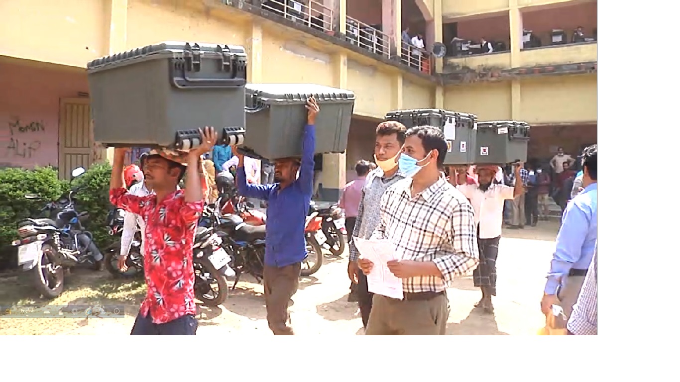 কেন্দ্রে কেন্দ্রে সরঞ্জাম পৌঁছাতে শুরু করেছে বগুড়া পৌরসভায়