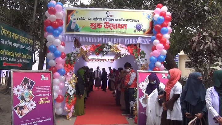 টিকাদান উদ্বোধনের সময়ে মোবাইল খোয়ালেন যারা!