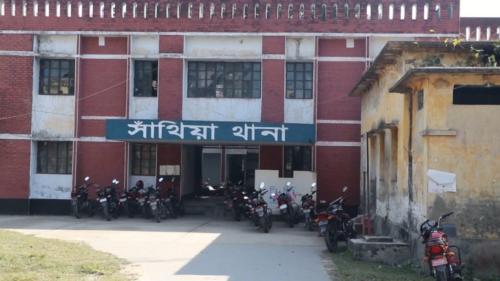 নিয়ন্ত্রণ হারিয়ে ট্রাক ঘরে, প্রাণ গেল বাবা-মেয়ের