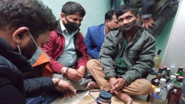 বিদেশি মদের বোতলে নকল মদ বিক্রি করতো তারা; আটক ৬