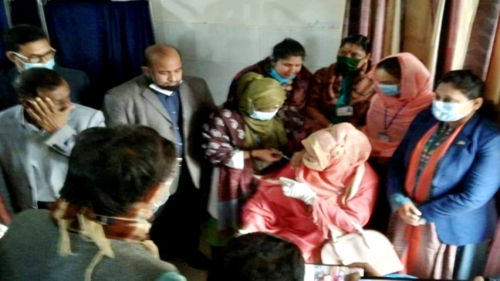 টিকা গ্রহণের নামে ফটোসেশন করে বিতর্কের মুখে নারী সাংসদ